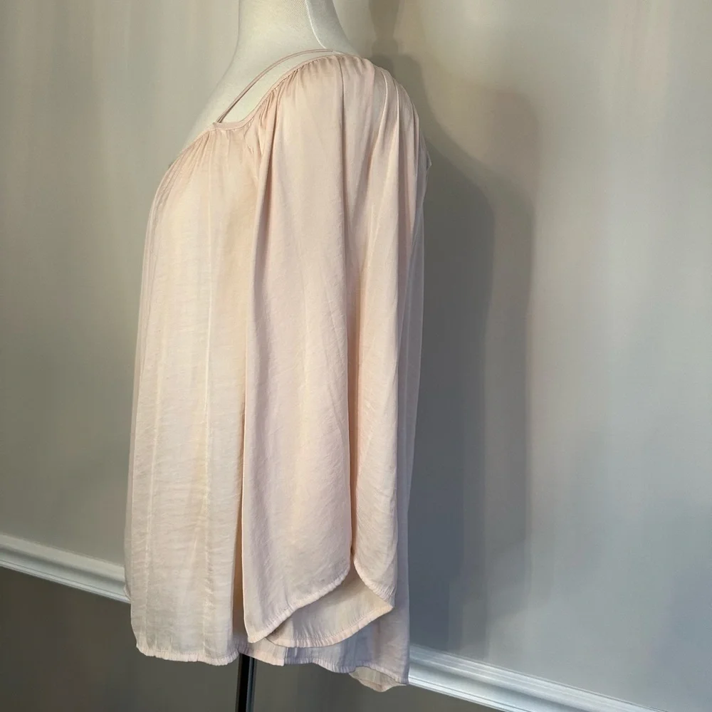 Vince Camuto cold shoulder blouse, Size M - Picture 4 of 5